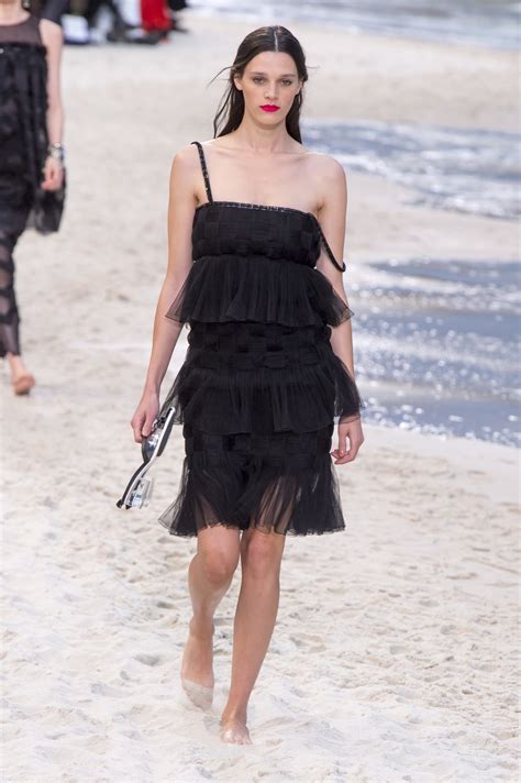 la petit robe noir chanel